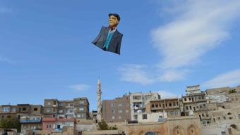 38 ülkeyi uçurtmalarıyla gezen Mungan, Atatürk posterli uçurtmasını Mardin semalarında uçurdu