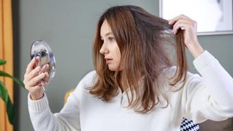 “‘Her gün yıkıyorum yine yağlanıyor’ diyenler buraya! Meğer saçımızın istediği şey bambaşkaymış… Uzmanlar en doğru yıkama aralığını açıkladı”