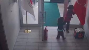 Şanlıurfa'da duygulandıran anlar: Kardeşlerin bayrağı öpme anı yürekleri ısıttı!