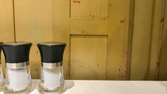 İngilizler bu yüzden buzdolabının üzerine bir tabak tuz bırakıyor! Sebebini duyunca siz de denemek isteyebilirsiniz