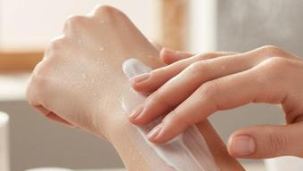 Duştan sonra yapılan yanlışlar cildi kırıştırıyor! Çatlak çatlak olan derinin en büyük sebebi