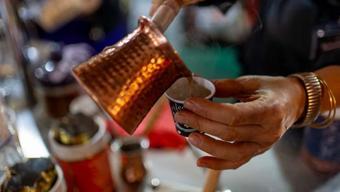 Cezveleri pırıl pırıl yapan yöntem! 3 malzemeyle hazırlanıyor, kararan cezveleri bile yeni almış gibi yapıyor!