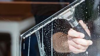 Camların yağmurda su lekesi olmasını engelliyor! Anneannelerimizin temizlik sırrı, camlar pırıl pırıl kalıyor!