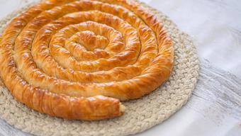 Kahvaltıya ne yapacağım diyenler için! Herkesin bayıldığı çıtır börek tarifi