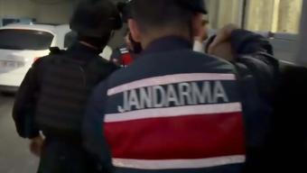 İzmir'de suç örgütü operasyonunda gözaltına alınan şüpheliler adliyede