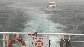 Çanakkale Boğazı'nda sürüklenen tekne kurtarıldı