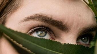 Göz altlarını cam gibi yapıyor! Koyu görünümü bitiriyor