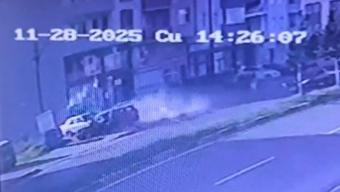 Otomobilin çarptığı babaanne ile 2 torunu ağır yaralandı; kaza kamerada