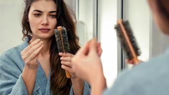 Saçların avuç avuç dökülmesini engelliyor! Kıl köklerini coşturup Rapunzel gibi saçlara kavuşturuyor!