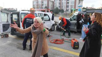 Eskişehir’de tatbikat gerçeğini aratmadı! Anne rolündeki sağlıkçı sahneyi gerçeğe taşıdı