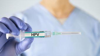 Doğru yaşta yaptırılınca koruyuculuğu en üst seviyeye çıkıyor! HPV aşısında önemli detay: 15 yaş sonrası dozu değişiyor