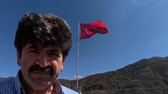 Gördüğü her tepeye bayrak dikiyor! Tortum’un 'Bayrak Adam'ı iş başında: 'Ömrüm yetene kadar devam'
