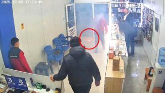 Tamirdeki cep telefonu bir anda patlayıp alev aldı! O anlar kamerada