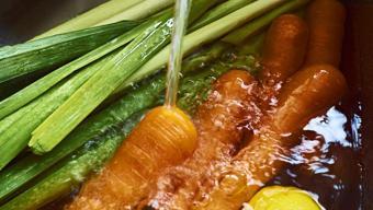 Sirke sandığınız kadar etkili değil: Marulu yanlış yıkamak neden bakteri çoğalmasına yol açıyor? Uzmanlar açıkladı