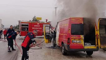Tokat’ta kargo minibüsü alev alev yandı