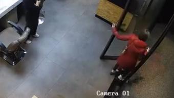 Kuaför esnafını şaşkına çeviren olay! Saçlarına işlem yaptırdı, 'kartım arabada' deyip kaçtı