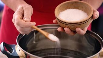 Yemeklere tuz atmaya son! 2 malzeme yetiyor: Lezzeti değiştirmeden kalbi ve damarları koruyor!