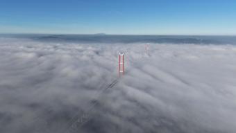 Sis bulutlarının arasından beliren 1915 Çanakkale Köprüsü büyüledi