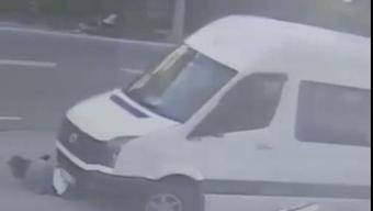 Servis minibüsünün kadına çarpıp, sürüklediği kaza kamerada