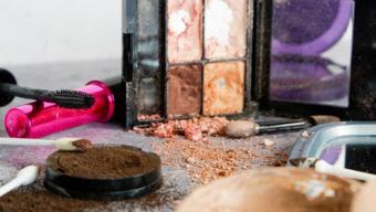 Makyaj çantanızdan çıkartıp acilen çöpe atın! Uzman isim önemli 4 işareti açıkladı