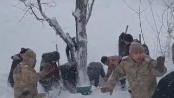 Çatak’ta çığ düşen evdeki kadın yaralı kurtarıldı; 20 ev tahliye edildi