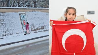 Minik Zeynep’ten büyük davranış: Karla kaplı 'Türk bayrağını' temizleyip öptü