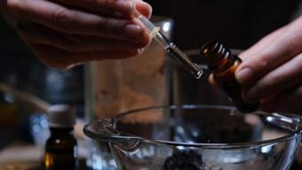 Egzamayı 3 günde dindiren karışım! 2 malzemeyle hazırlanıyor, pul pul dökülmeyi engelliyor!