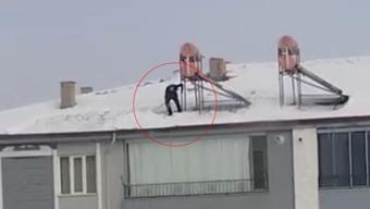 Tehlikeye aldırmadı! Çatıdaki karı temizlerken yürekleri ağza getirdi