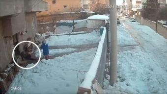 Evden çıkan soluğu yerde aldı! Buzlu zemin kazaya davetiye çıkardı