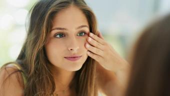 Kozmetik ürünlerini çöpe attıran yöntem!Ne kimyasal ne ameliyat: Sadece 15 dakikada göz çevresini gençleştiren doğal rehber