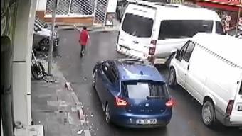 Küçük çocuktan büyük davranış! Ambulans geçsin diye dakikalarca uğraştı