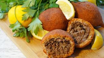 Asla dağılmayan içli köfte tarifi! Bu yöntemle ilk denemede bile tutuyor