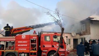 Köyde çıkan yangında 2 ev hasar gördü