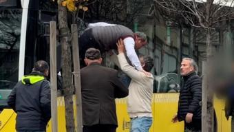 Üsküdar'da İETT şoförü camdan çıkıp kavgaya tutuştu! O anlar kamerada