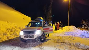 Yolu kardan kapanan mezrada rahatsızlanan hamile kadına 5,5 saatte ulaşıldı