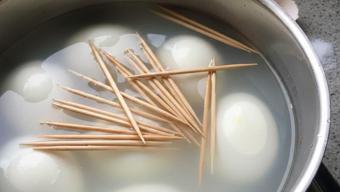 Mutfakta ezber bozan hile: Yumurta kaynatırken tencereye kürdan atarsanız...