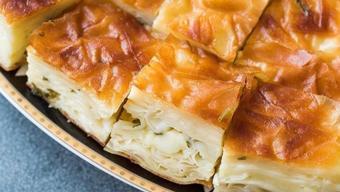 Yufka haşlama derdine son: Şipşak hazırlanan makarnalı su böreği tarifi! Dışı çıtır çıtır, içi yumuşacık oluyor