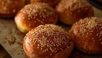 Günlerce taze kalan poğaçanın sırrı! Asla bayatlamıyor, lezzetiyle hayran bırakan puf puf anne poğaçası tarifi