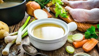 Klasik tarifleri unutun, içine ekleyin! Tavuk suyunu şifa iksirine dönüştürüyor