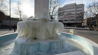 Tekirdağ’da sıcaklık eksi 11’i gördü, süs havuzları dondu