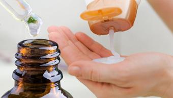 Şampuanın içine 2 damla ekleyin! Dökülmeyi durdurup bebek saçları çıkartıyor!