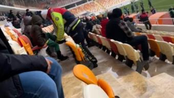 Bu görüntü yürekleri ısıttı: Polis, üşüyen çocuğa çorabını çıkarıp giydirdi