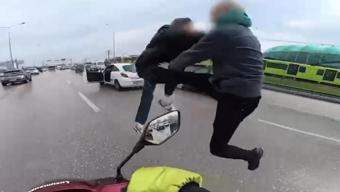 Bursa’da yol verme kavgası! Trafikte tekme tokat birbirlerine girdiler