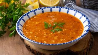 Annelerimizin yaptığı ezogelin çorbası tarifi! İçine 1 parça atınca lezzetini 10 kat artırıyor