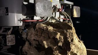 Savaştepe'de yolcu treninin lokomotifi, düşen kaya nedeniyle raydan çıktı