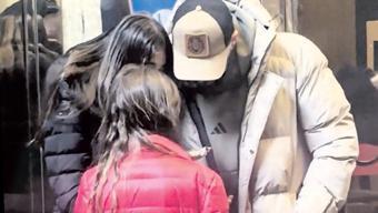 Yüzünü gizlemek için kameralardan kaçtı