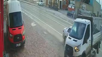 Otomobille, kamyonetin çarpıştığı kaza anı kamerada: 1 yaralı