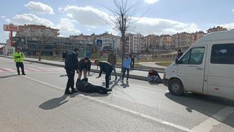 Minibüsün çarptığı yaya 32 metre ileriye fırladı