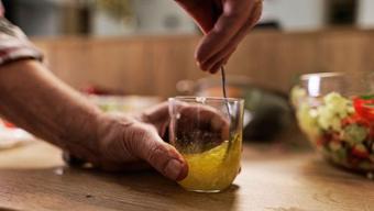 Bir kutu kolajene bedel! Hemen zeytinyağına sıkıp için, cildi yeniliyor