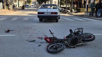 Otomobille çarpışan motosikletli yaralandı